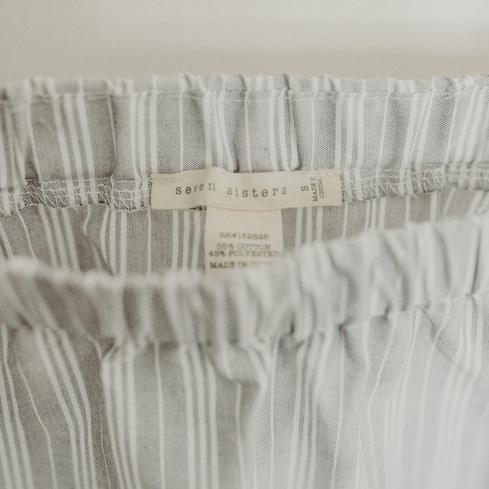 (Free with purchase) Seven Sisters OffShoulder Top - Picture 3 of 4